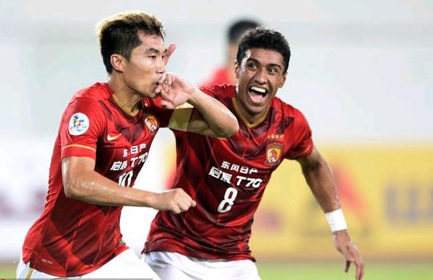 在对阵马竞的比赛中，巴萨球迷打出横幅表达对阿劳霍的支持