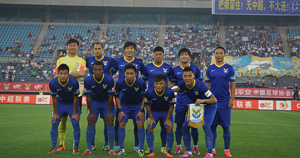 乔治娜晒在卡塔尔海边照片，蓝色紧身连衣裙尽显曼妙身姿