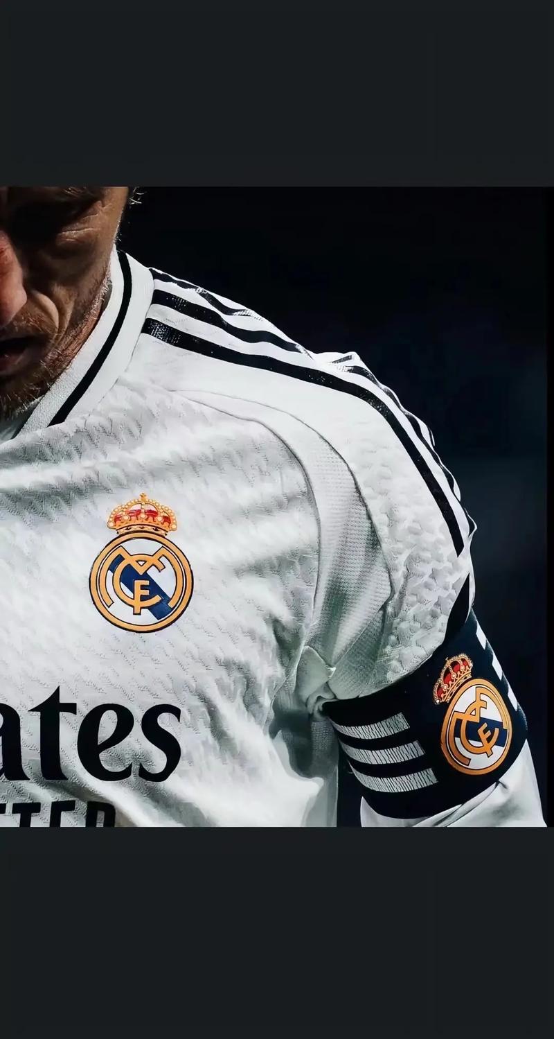 世体：奥尔莫左肩脱臼恢复良好，预计伤缺一个月