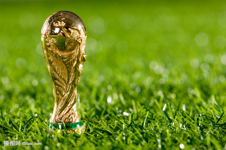 德科：梅西短暂回归？这不可能；还没和莱万谈续约的事