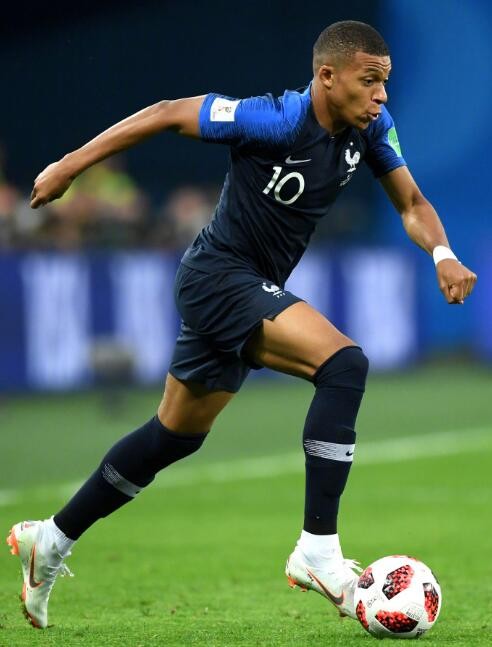 黄希扬：冲超后一直处于兴奋激动状态，身体允许的话会继续踢