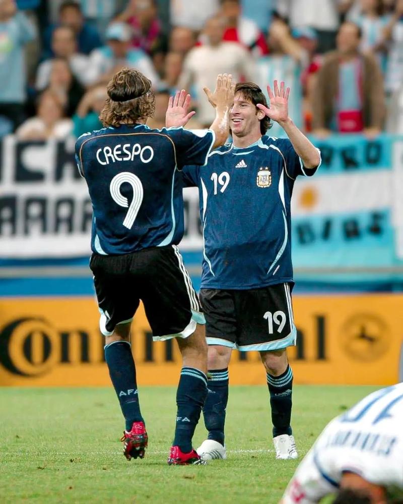 精彩，皇马女足前锋琳达-凯塞多打入一记马拉多纳式进球