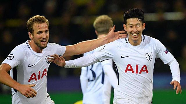 国脚中场精准传球，撕开对手防线