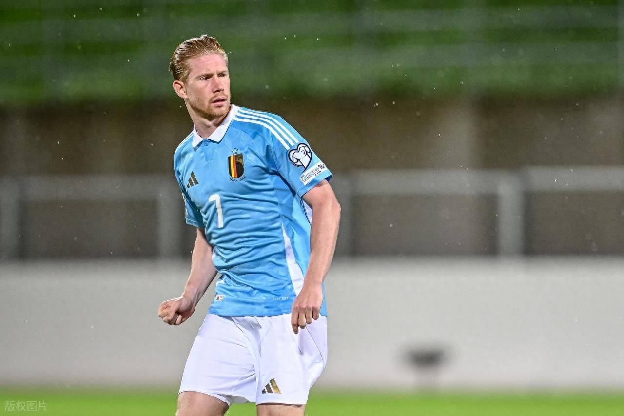 青训小将破门后被队友高高举起