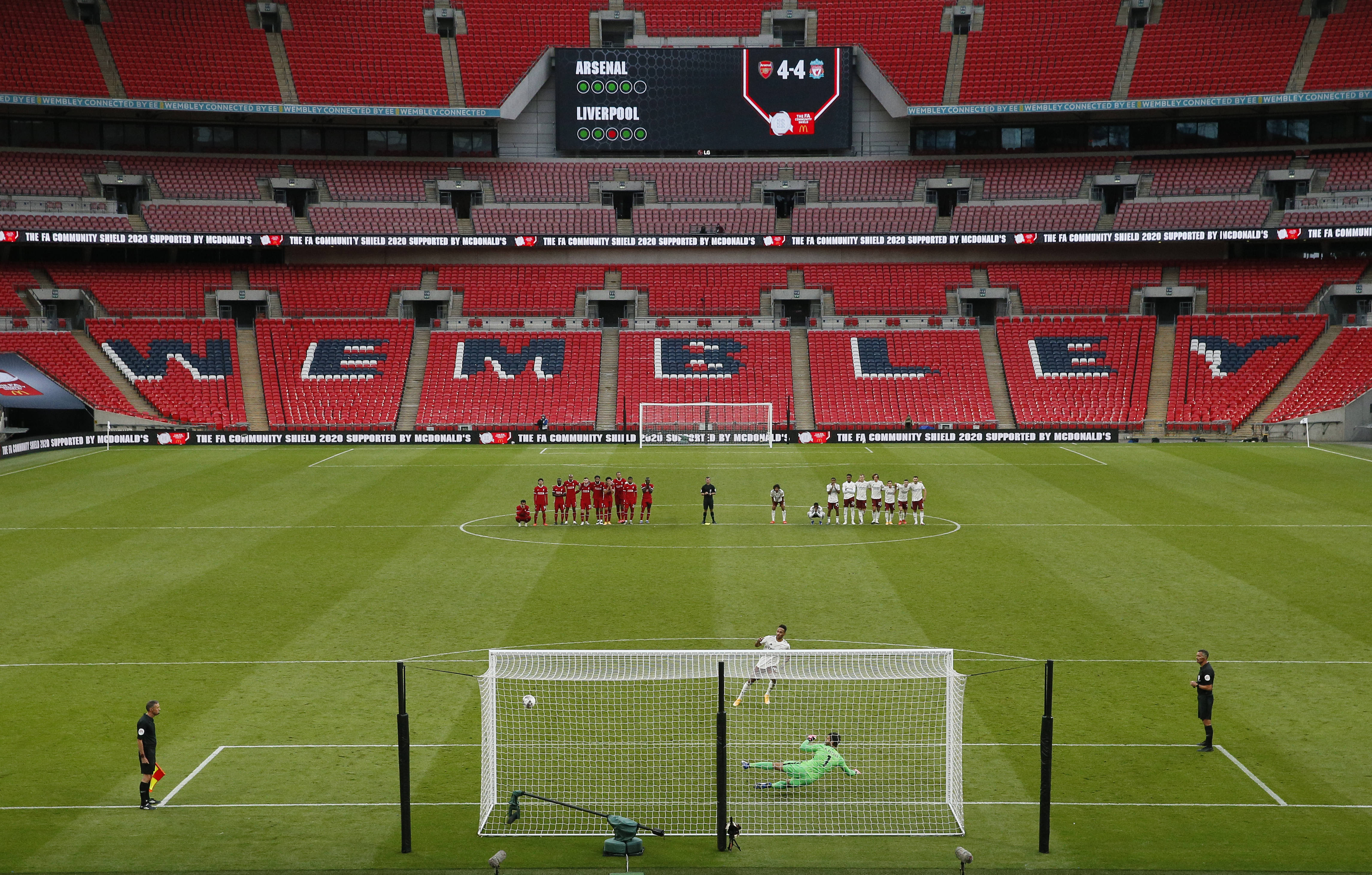 篮球湖人球迷为球队准备应援物