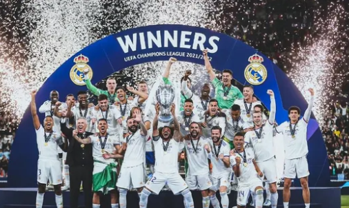 输掉国家德比后，河床球员萨拉斯用拳击打场内拍照的一名人员